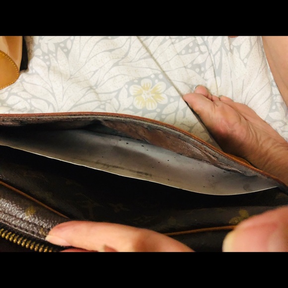 Louis Vuitton clutch and pouch bag. - Picture 6 of 8